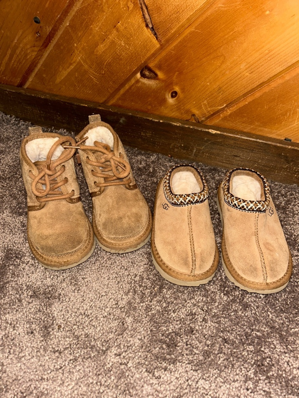 Toddler kids size 9 UGG Neumel II boots & UGG Tasman slippers